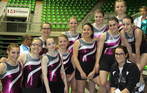 Les filles posent en attendant leur passage