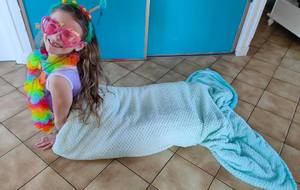 Aliénor la sirène prête pour la fête!