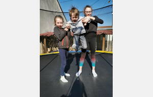 Défi relevé pour Julian aidé par ses sœurs!